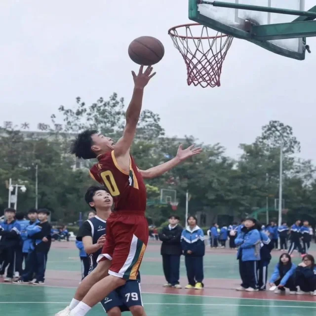 郑钦文闪耀查尔斯顿赛场，展现中国网球力量
